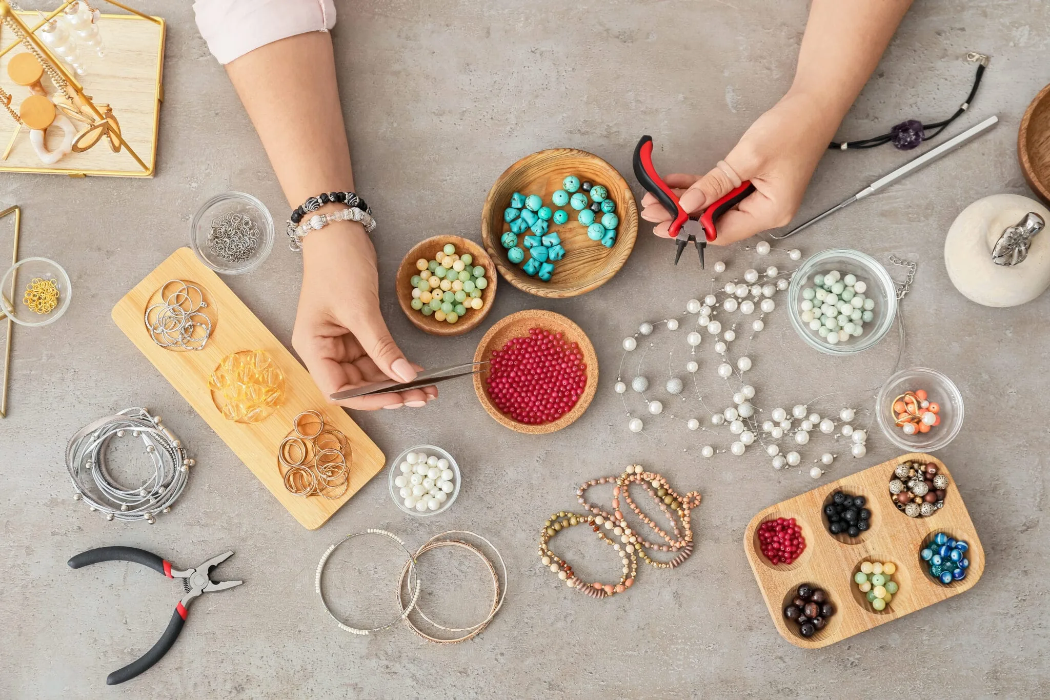 Bijouterie créative — perles, fils et accessoires