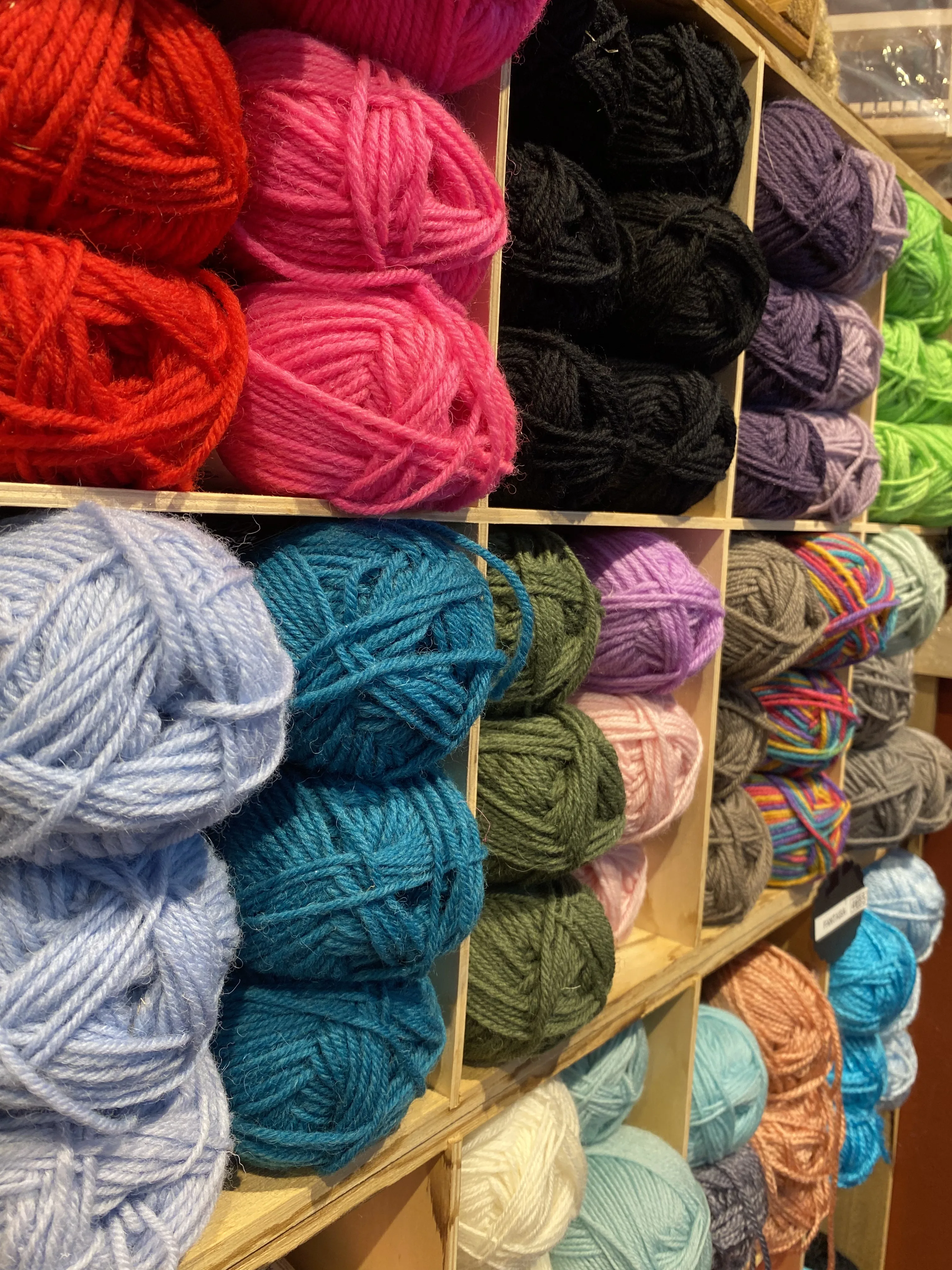 Fils et pelotes de crochet colorées — Les Couleurs du Temps