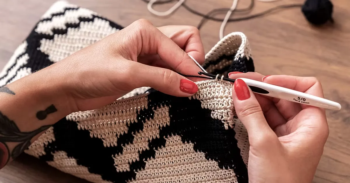 Crochet et tricot — fils et pelotes colorées
